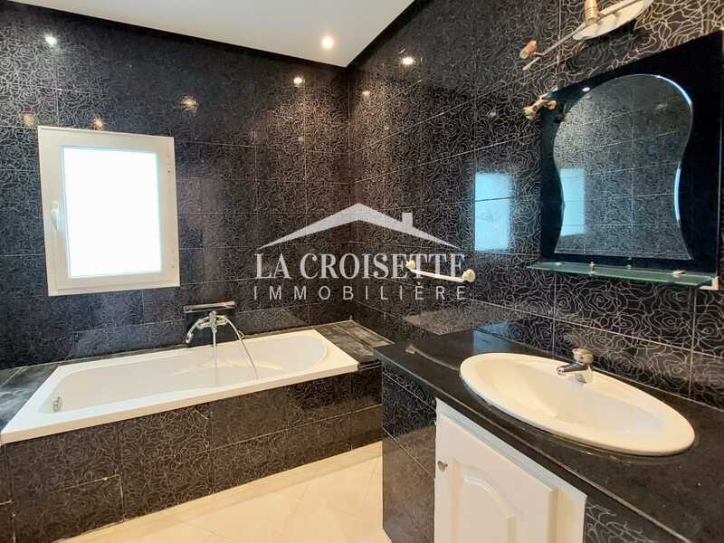 Villa S+5 à La Soukra